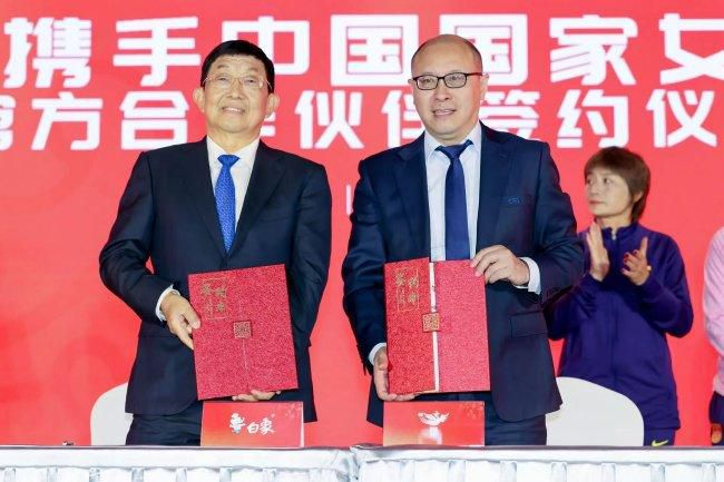 过去一年，波兰足协丑闻不断，首先是对于世界杯出线奖金的问题争论了好几个月，然后是几名腐败官员在欧预赛期间匆匆下台给足协蒙上了阴影，最近还有波兰足协主席库莱萨在公务场合摄入酒精造成不好的影响。